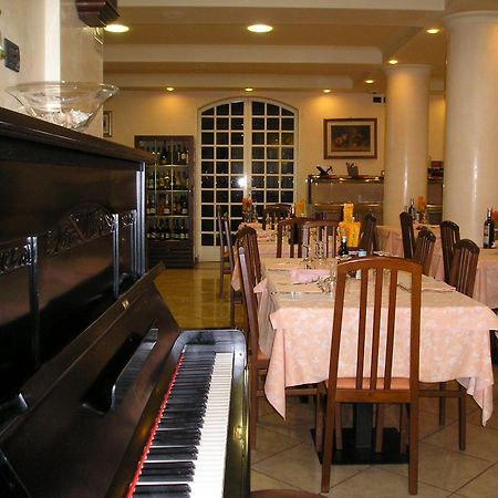 Hotel Flora Milano Marittima Bagian luar foto