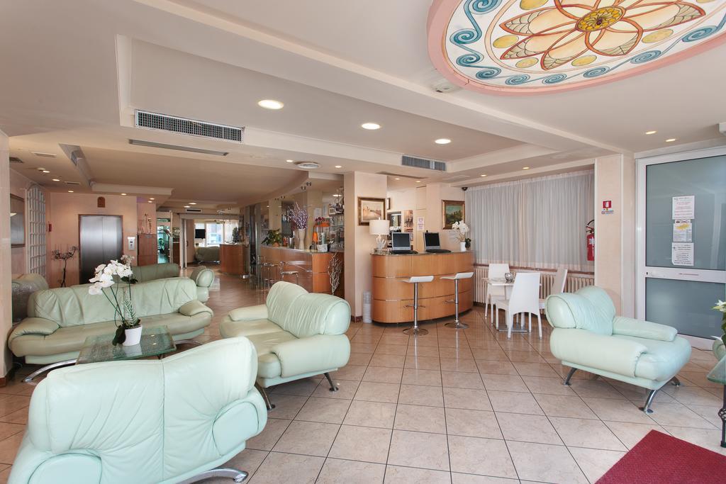 Hotel Flora Milano Marittima Bagian luar foto
