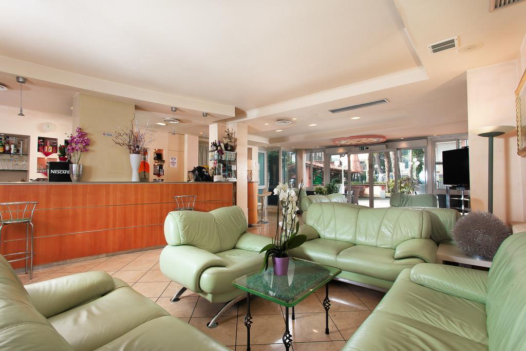 Hotel Flora Milano Marittima Bagian luar foto