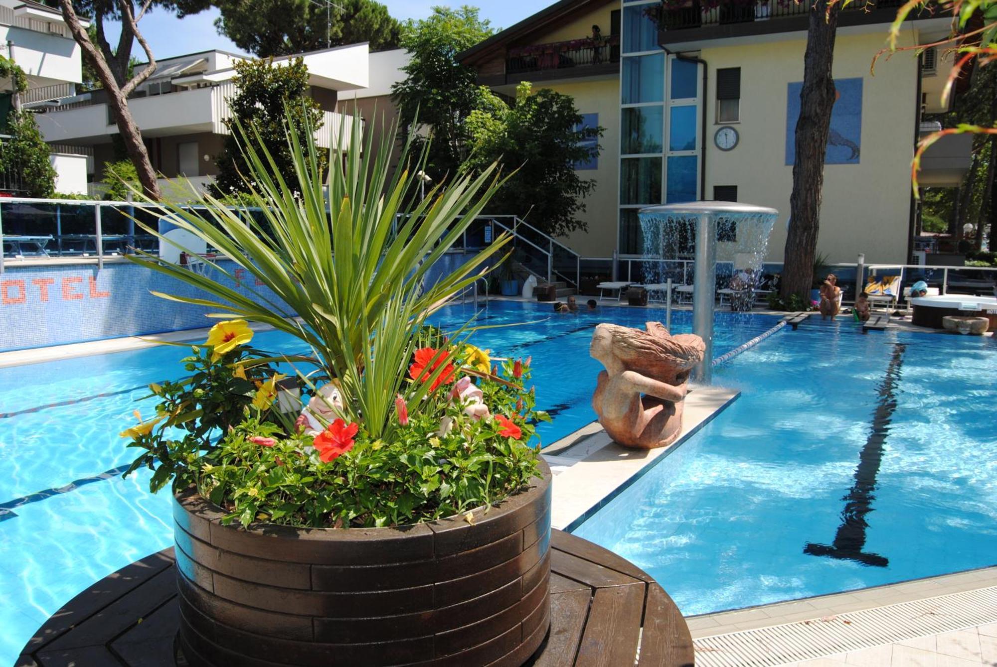 Hotel Flora Milano Marittima Bagian luar foto