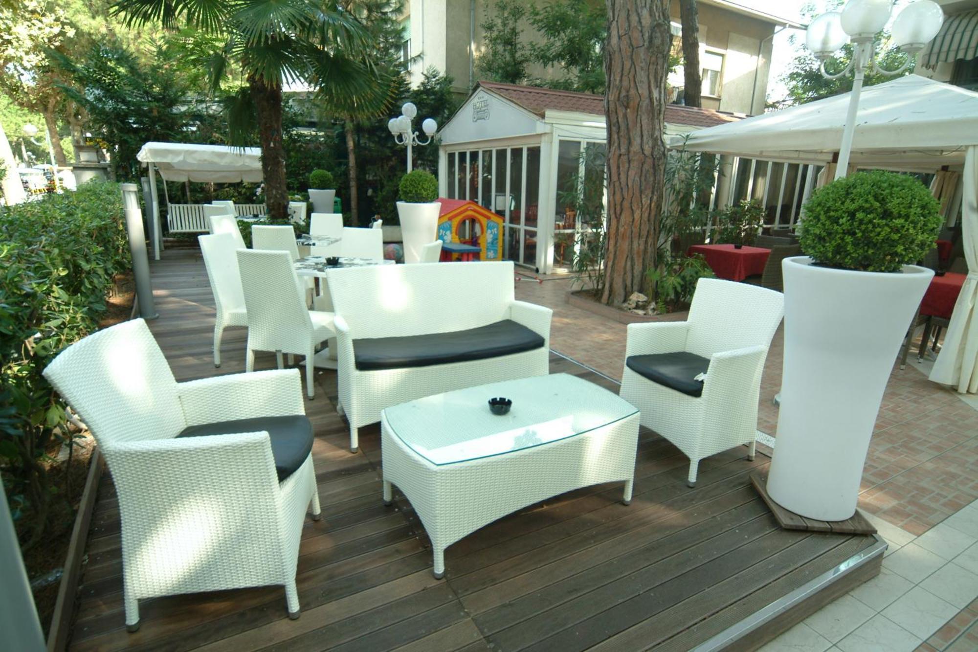 Hotel Flora Milano Marittima Bagian luar foto